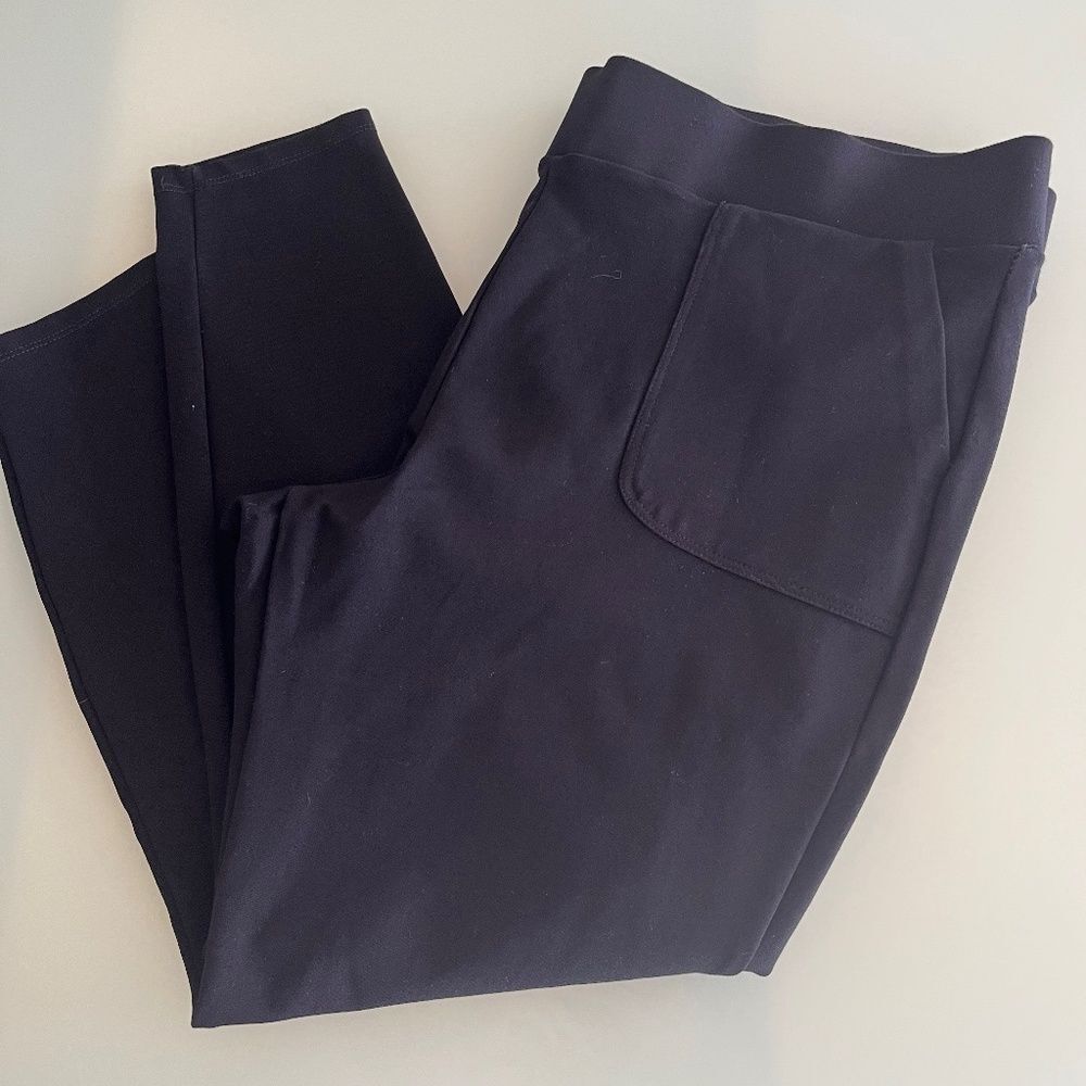 TORRID Women Capri Cropped Size 2 pockets dark black color